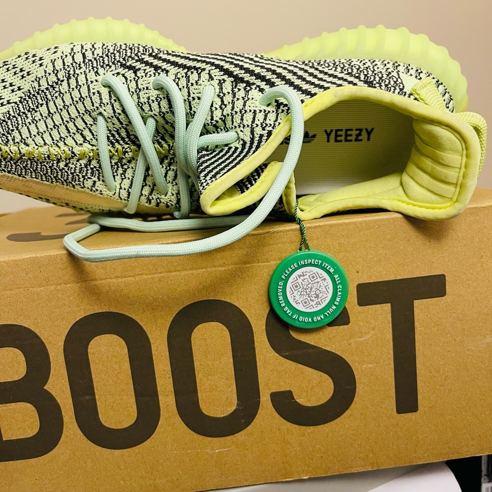 NWT Yeezy Boost sneakers - Picture 4 of 8